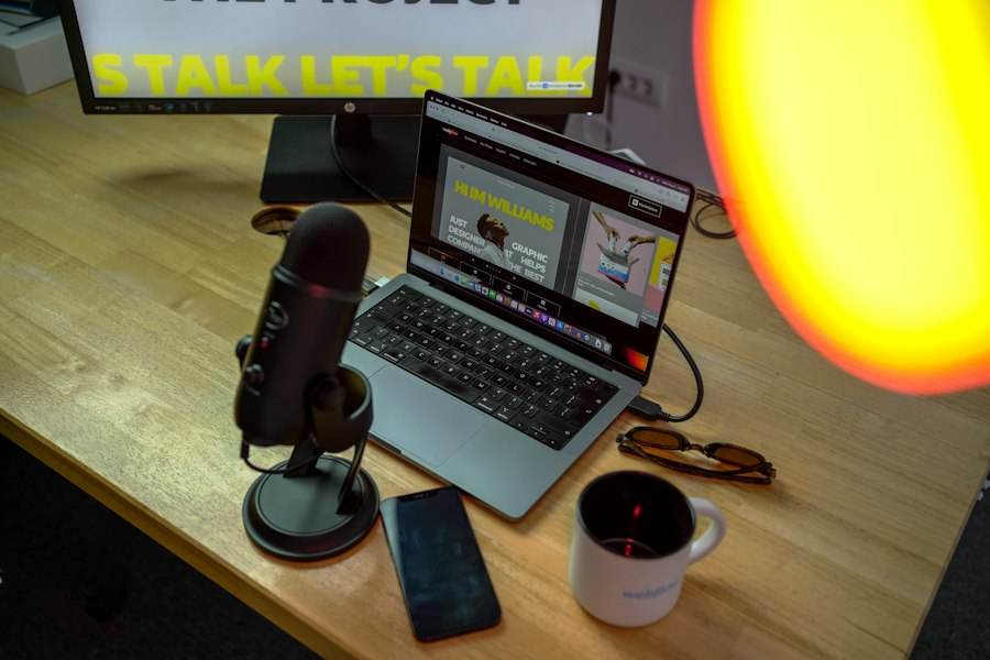 Ordinateur portable posé sur un bureau en bois