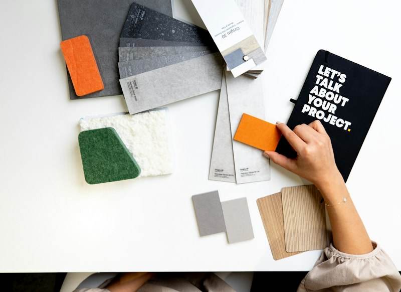 Nuanciers de couleurs et matières sur un bureau blanc