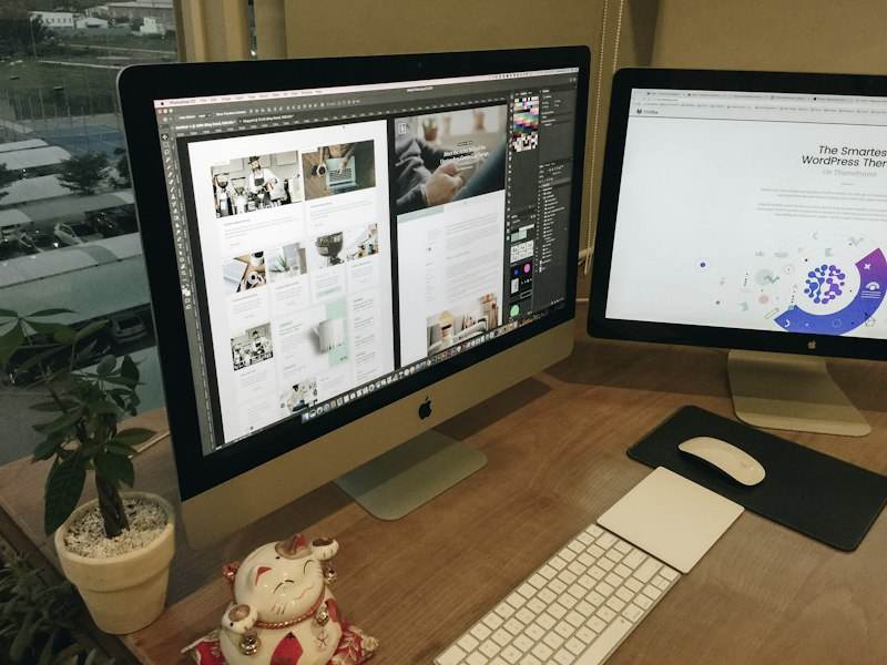 Bureau avec deux écrans et un clavier