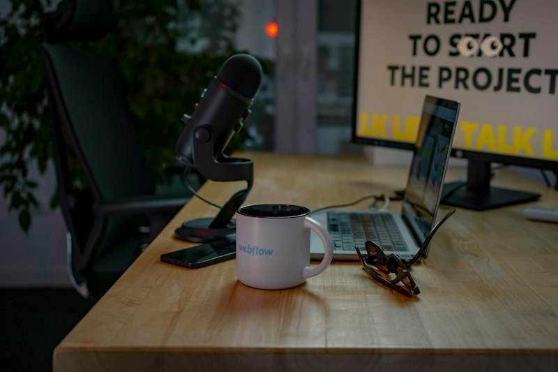 Ordinateur portable et tasse de café sur un bureau
