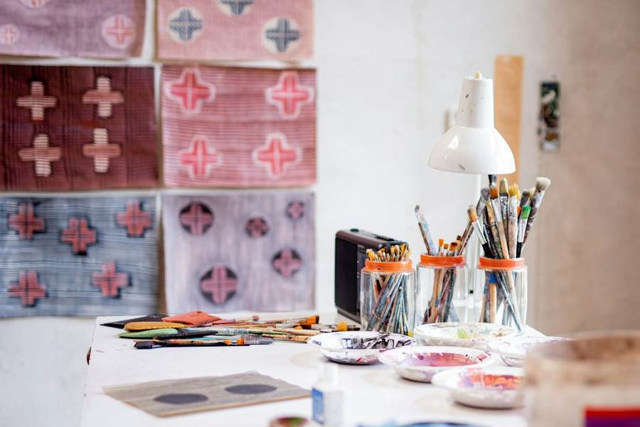 Lampe blanche sur une table blanche dans un espace lumineux