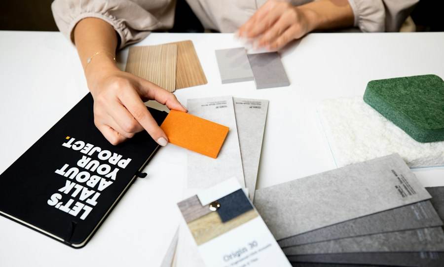Personne écrivant sur une feuille de papier