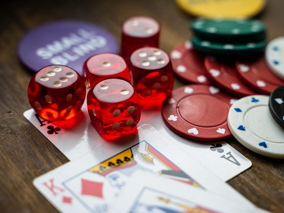 Cartes, jetons et dés de poker sur une table de jeu